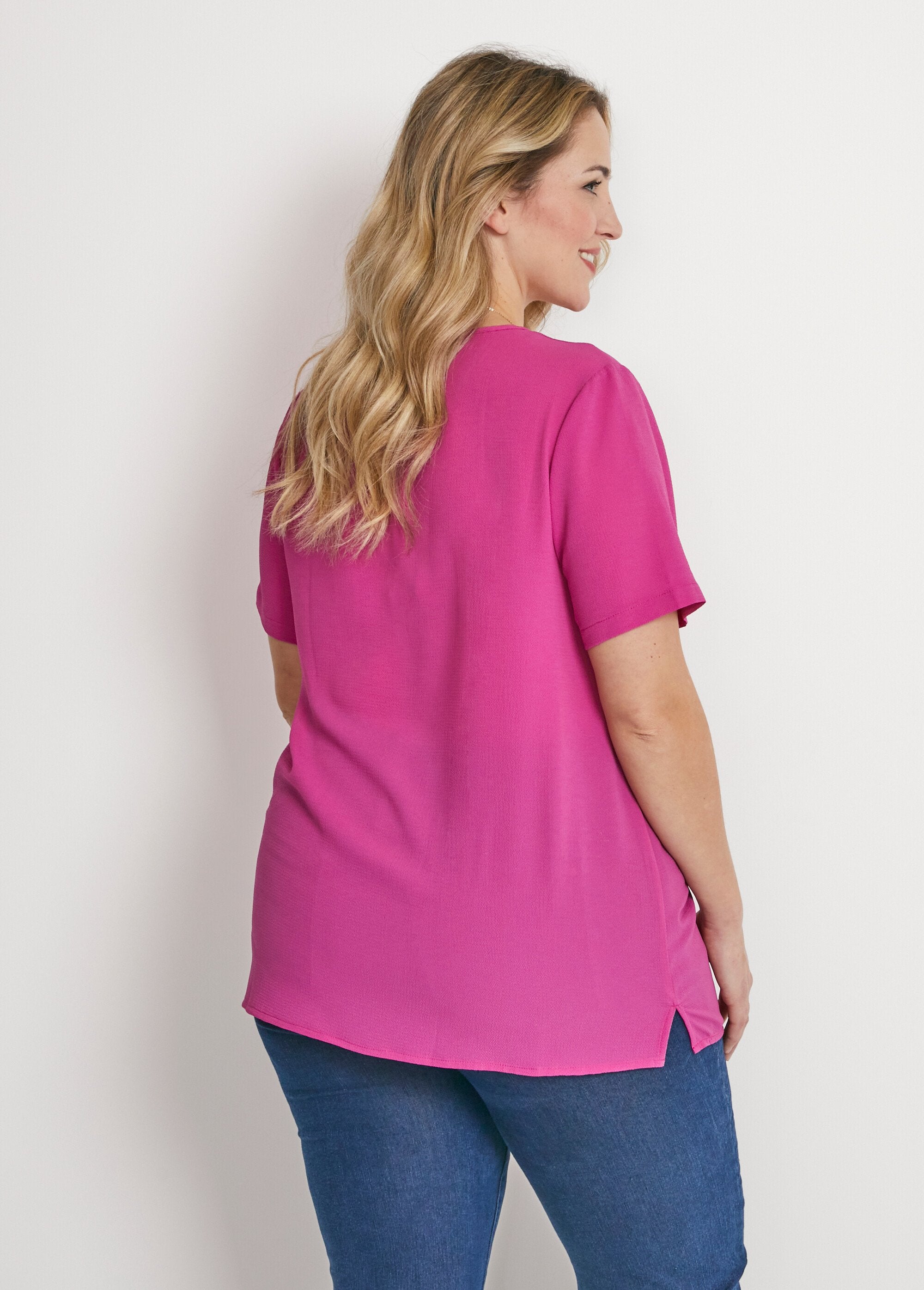 Túnica_holgada_de_largo_medio_en_tejido_de_crepé_fucsia_liso_DO1_curvy