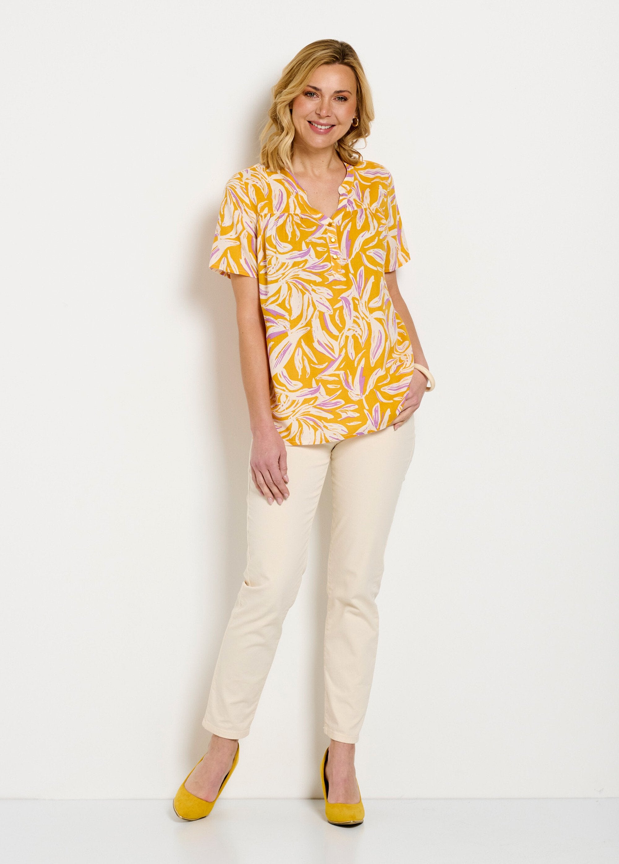 Túnica_holgada_con_cuello_en_V_y_botones_estampados_amarillo_y_blanco_SF1_slim