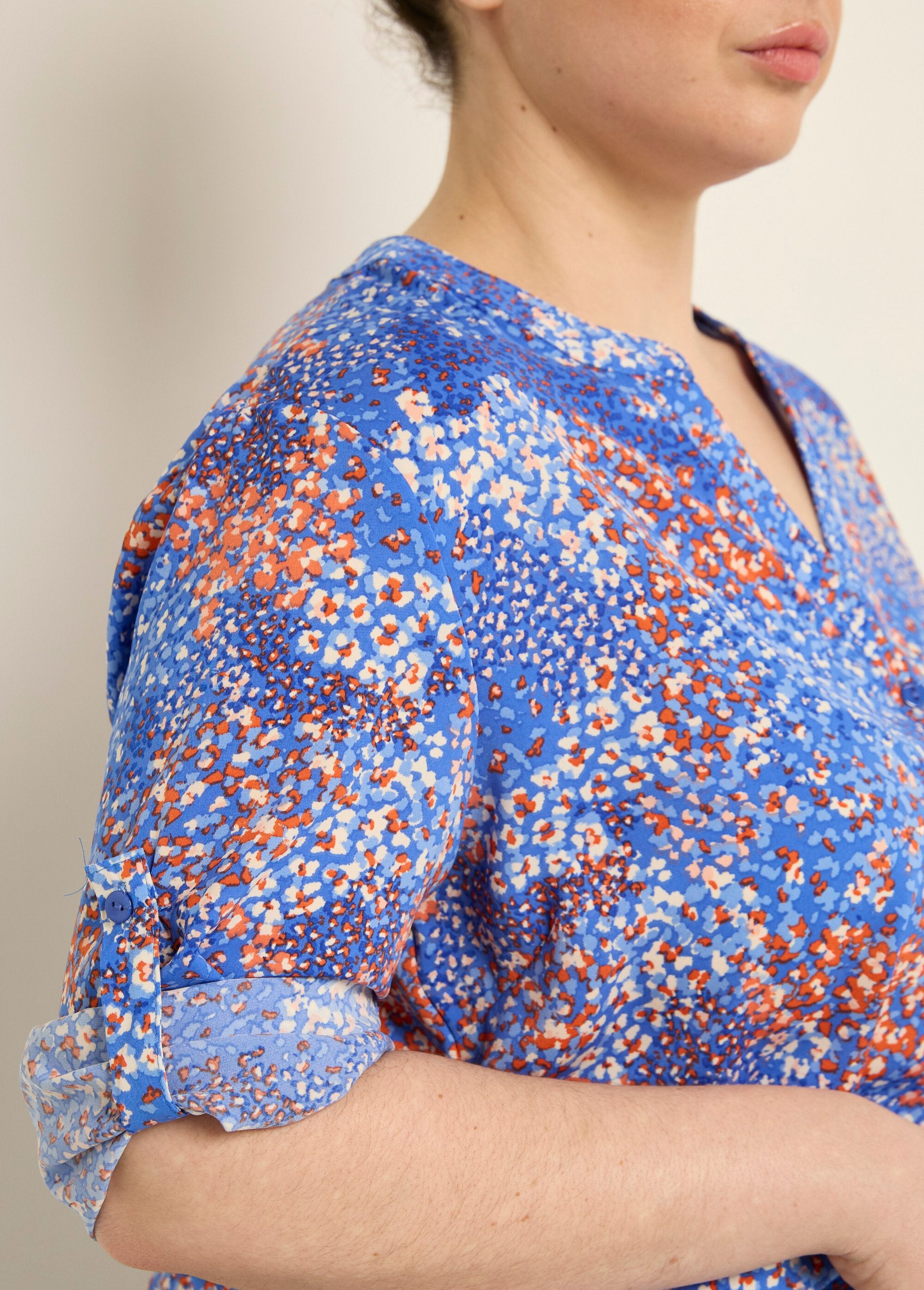 Túnica_floral_de_manga_larga_con_cuello_en_V_Impresiones_azules_DE2_curvy