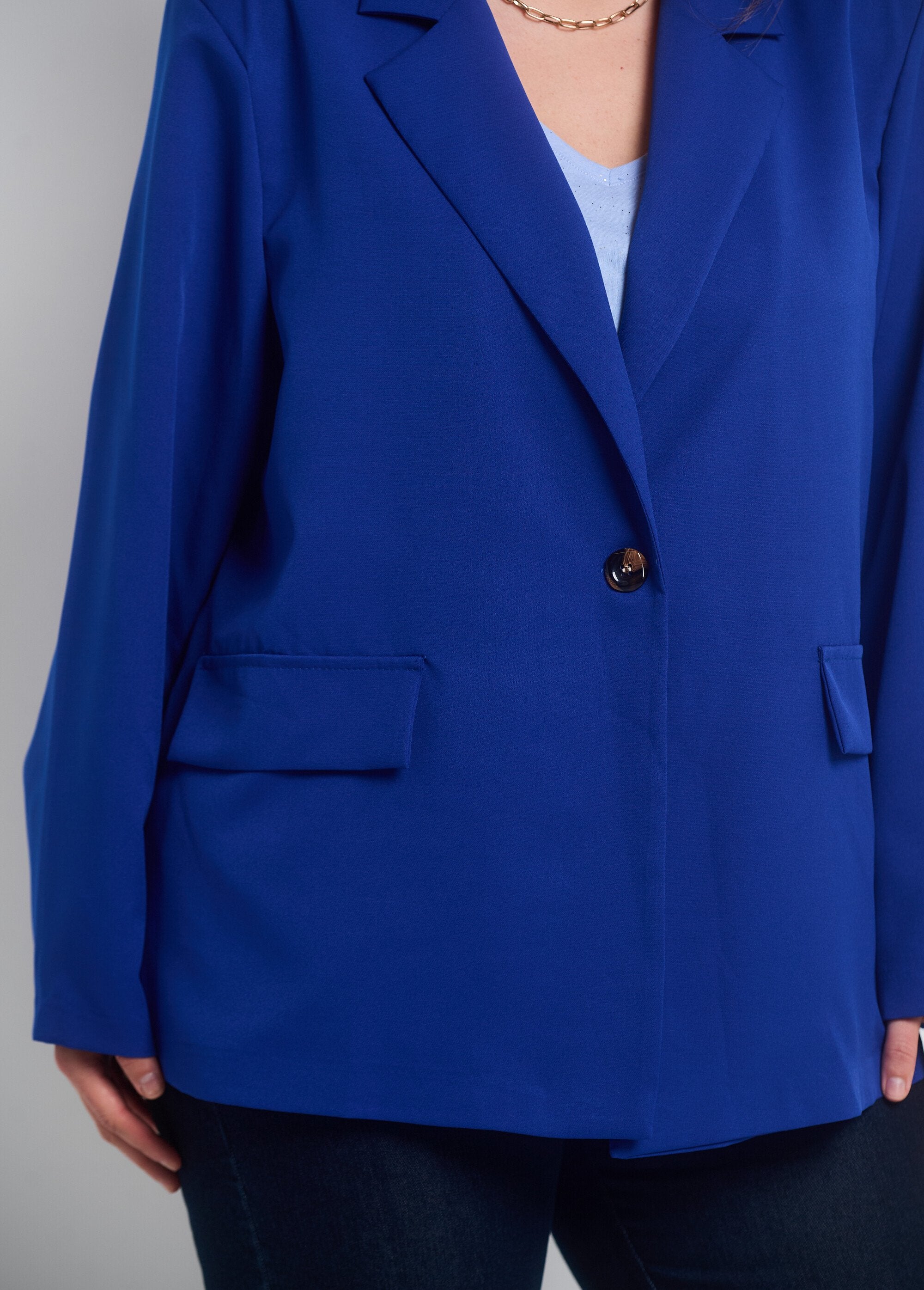 Chaqueta_blazer_fluida_con_cuello_sastre_azul_duro_DE2_curvy