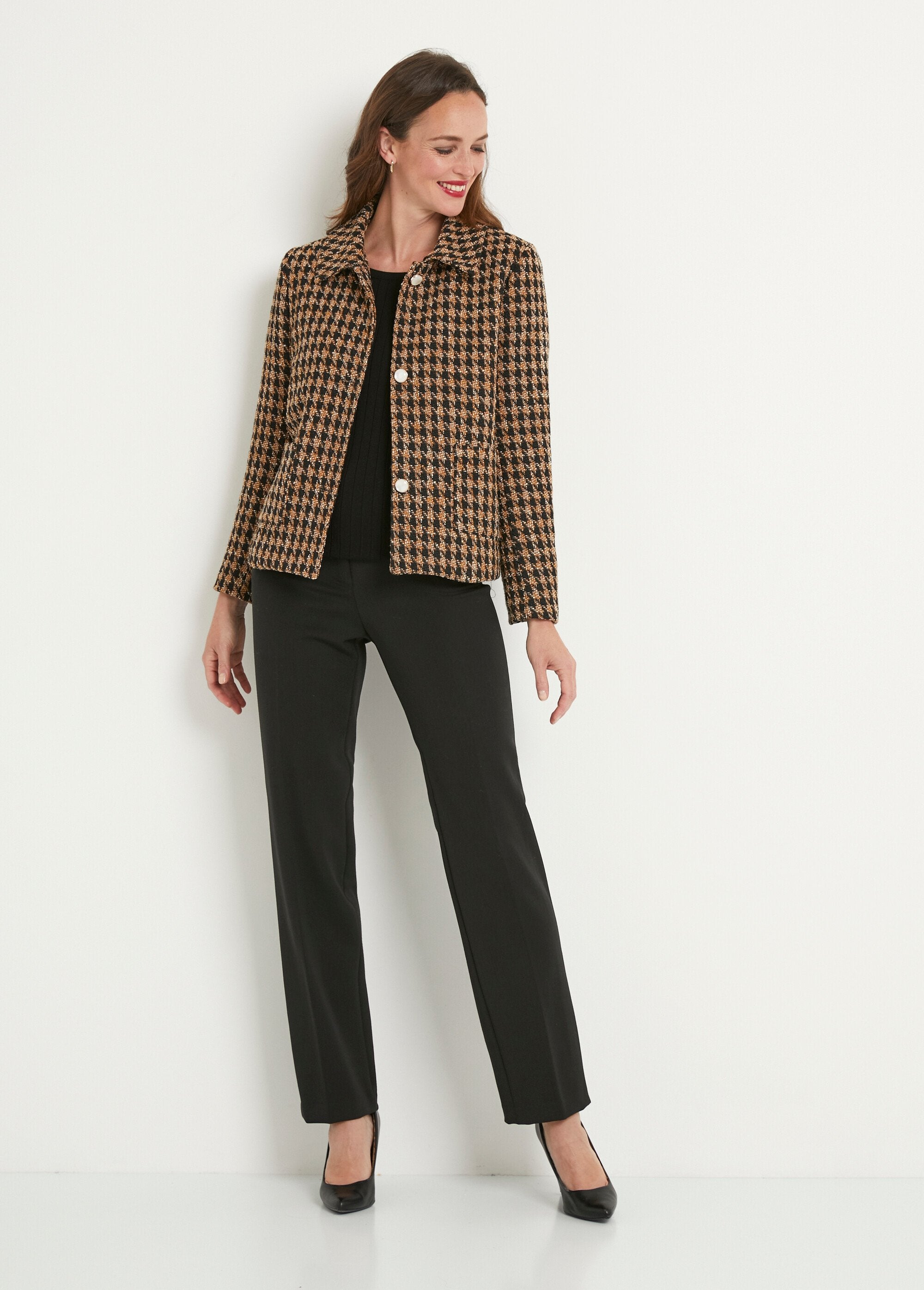 Chaqueta_corta_abotonada_de_pata_de_gallo_en_jacquard_Camel_et_noir_SF1_slim