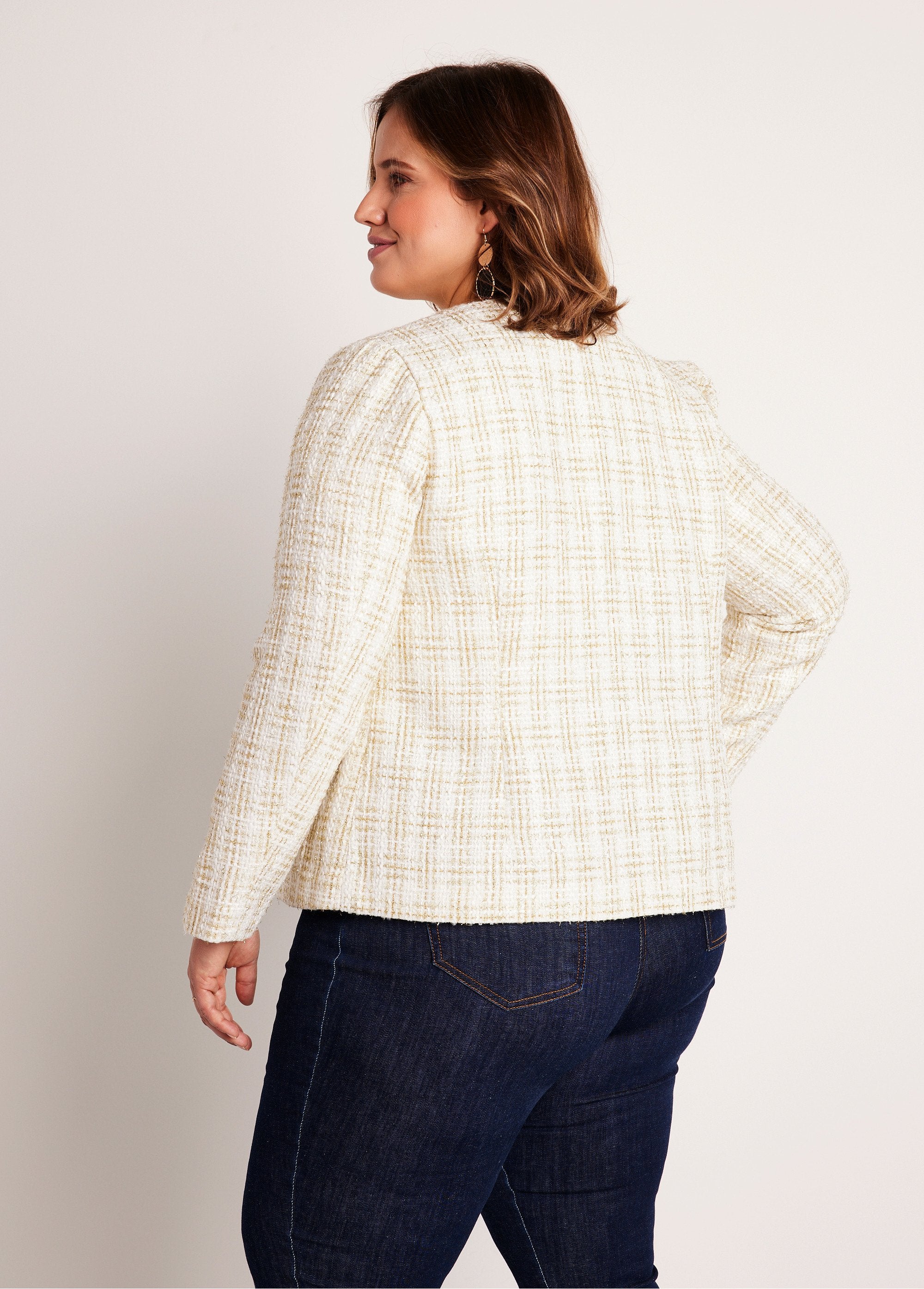 Chaqueta_corta_sin_cuello_en_tejido_efecto_tweed_Natural_y_dorado_DO1_curvy