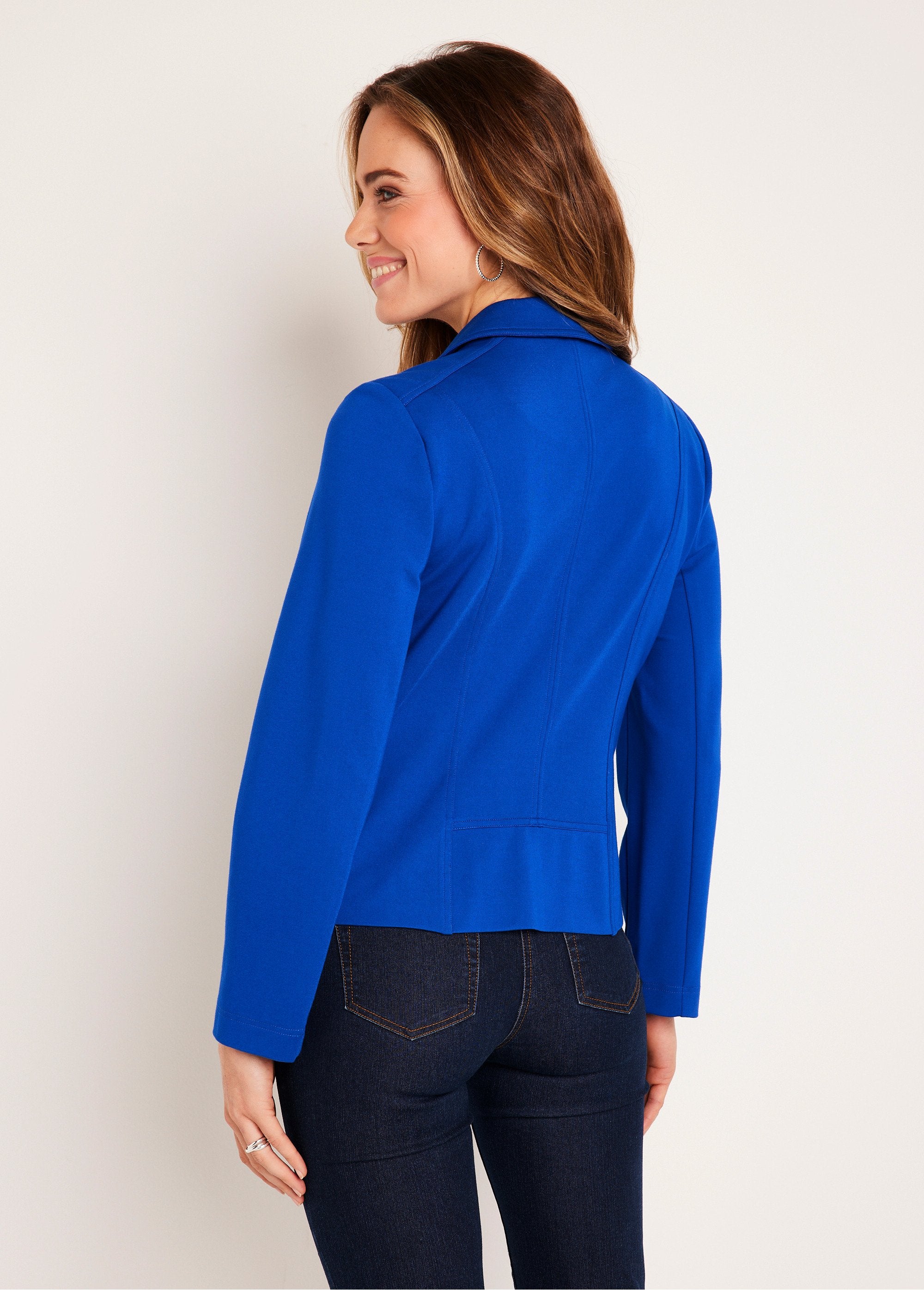 Chaqueta_corta_recta_con_cremallera_de_punto_Milano_azul_duro_DO1_slim