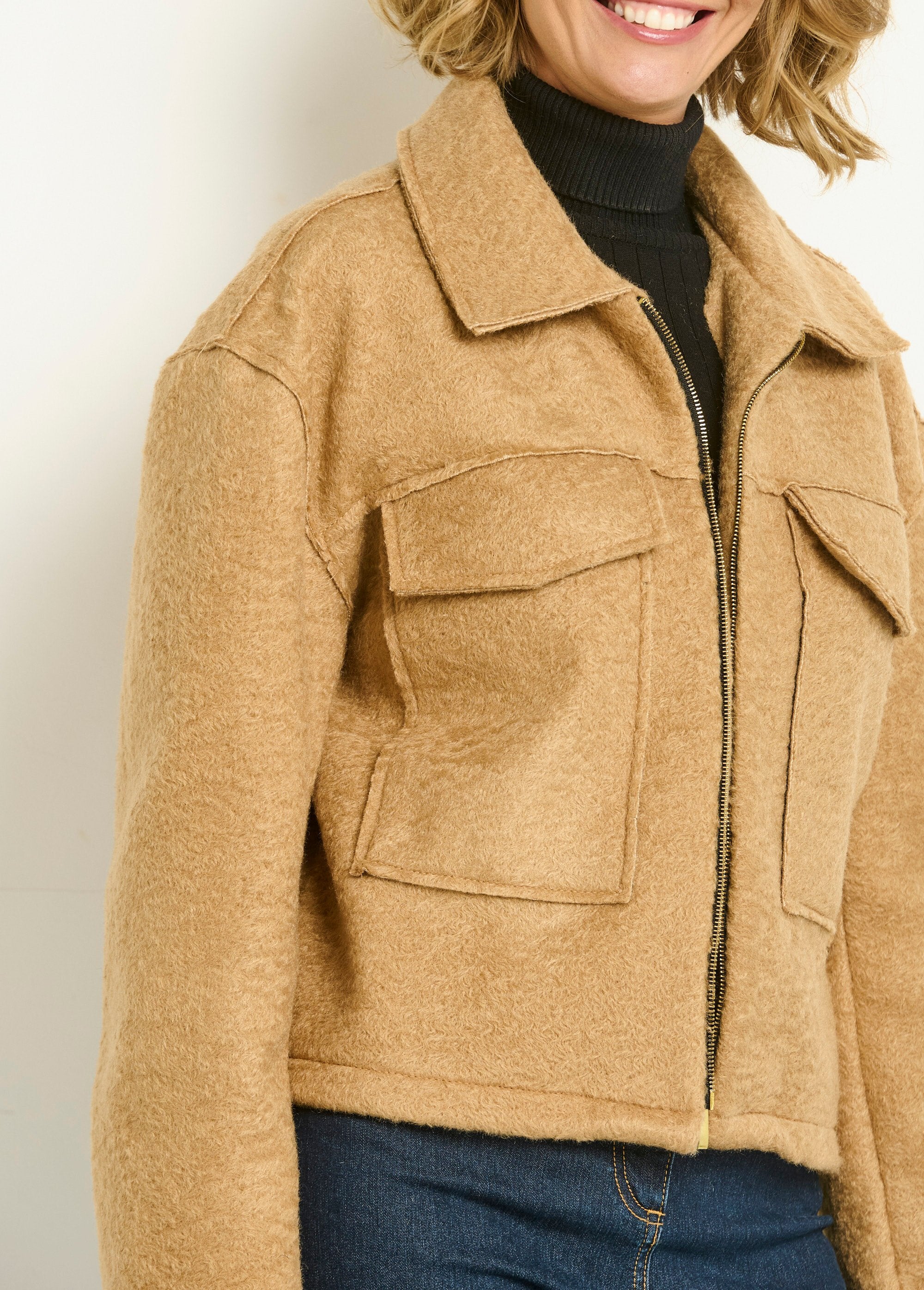 Chaqueta_corta_de_felpa_con_cremallera_Camel_DE1_slim