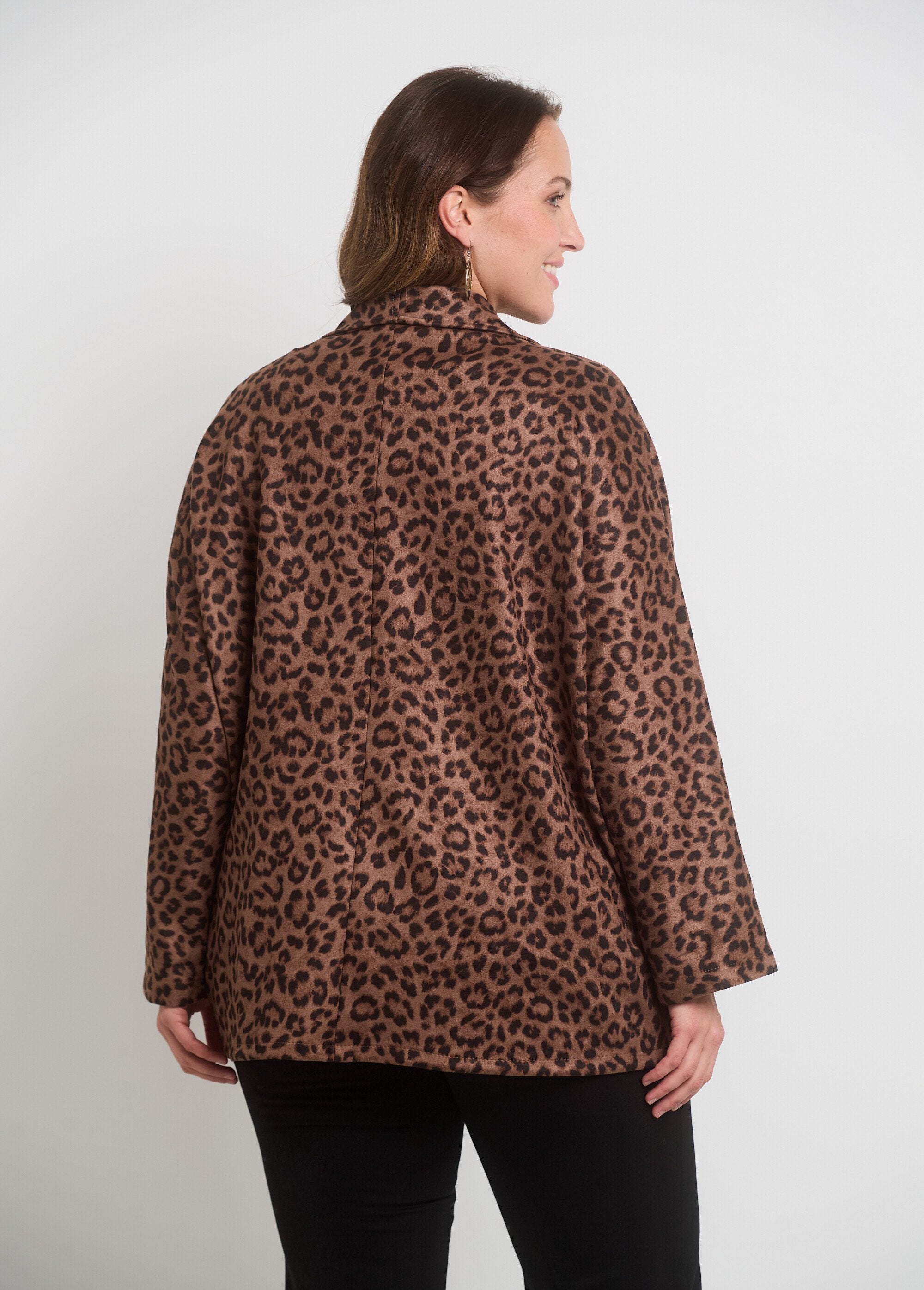 Chaqueta_larga_de_ante_con_estampado_de_leopardo_Estampado_beige_DO1_curvy