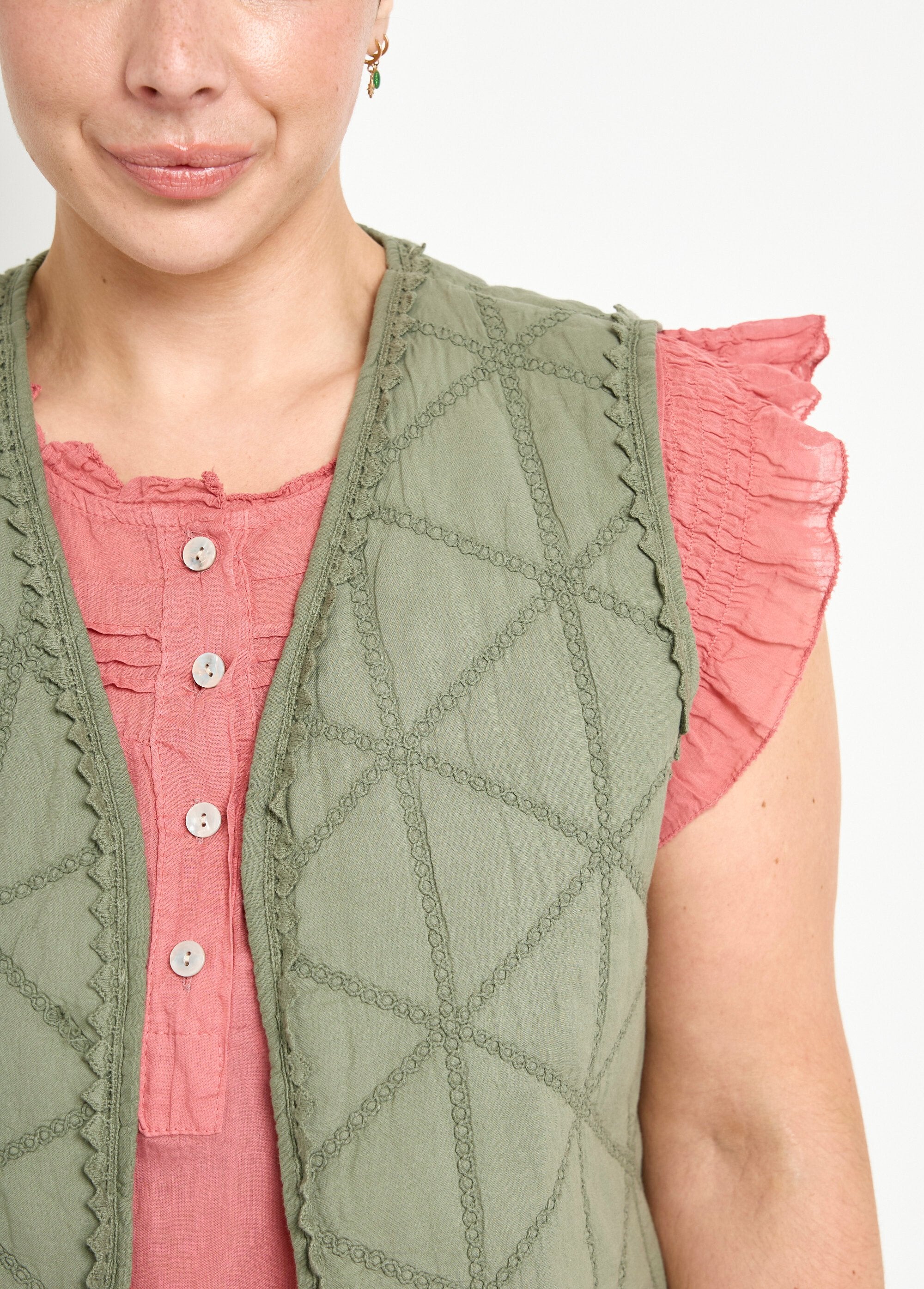 Chaqueta_acolchada_bordada_sin_mangas_Caqui_DE1_curvy