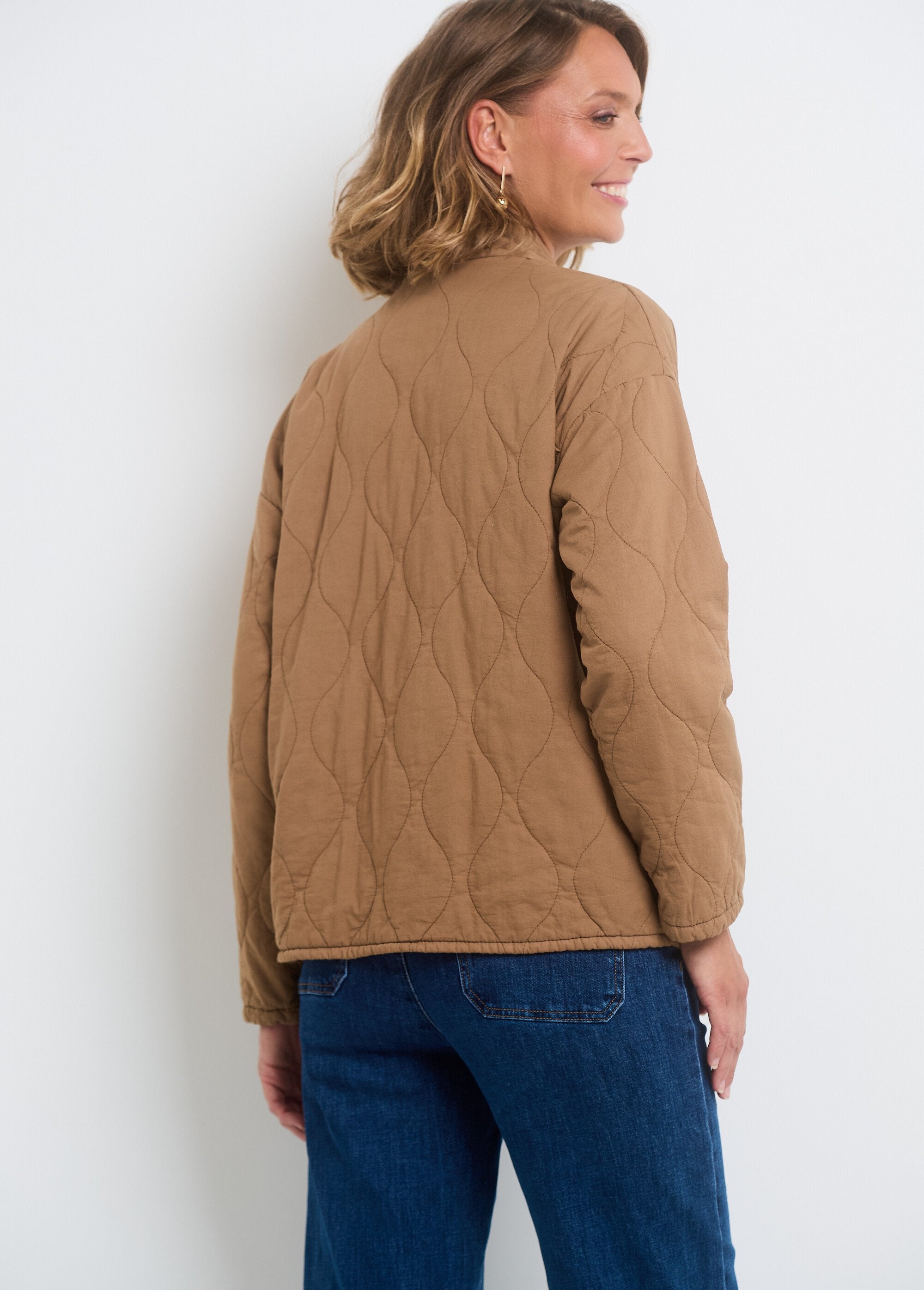 Chaqueta_acolchada_con_cuello_chal_camello_DO1_slim