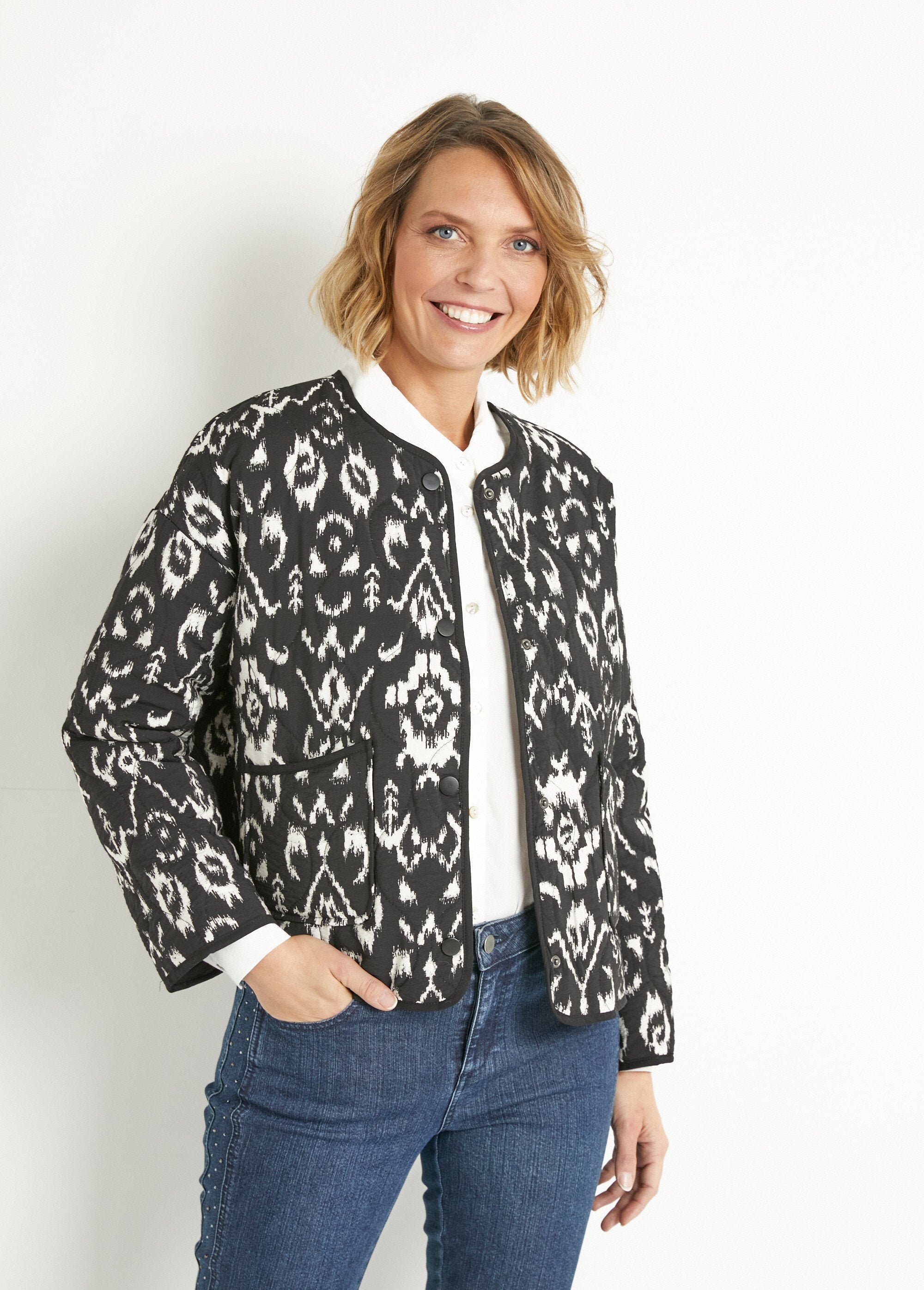 Chaqueta_acolchada_con_estampado_étnico_En_blanco_y_negro_FA1_slim