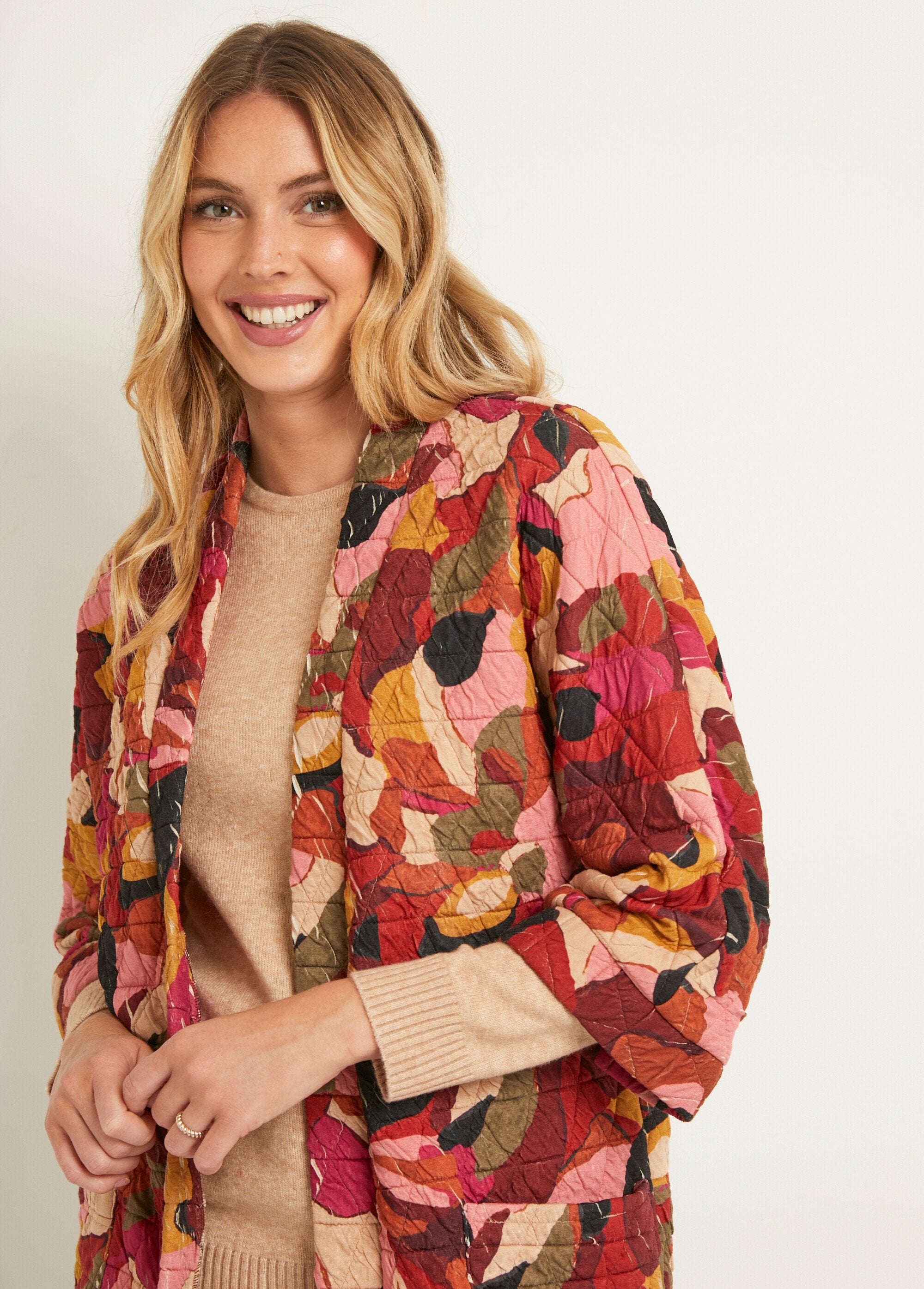 Chaqueta_larga_acolchada_con_estampado_de_borde_a_borde_Rose_et_marron_DE1_slim