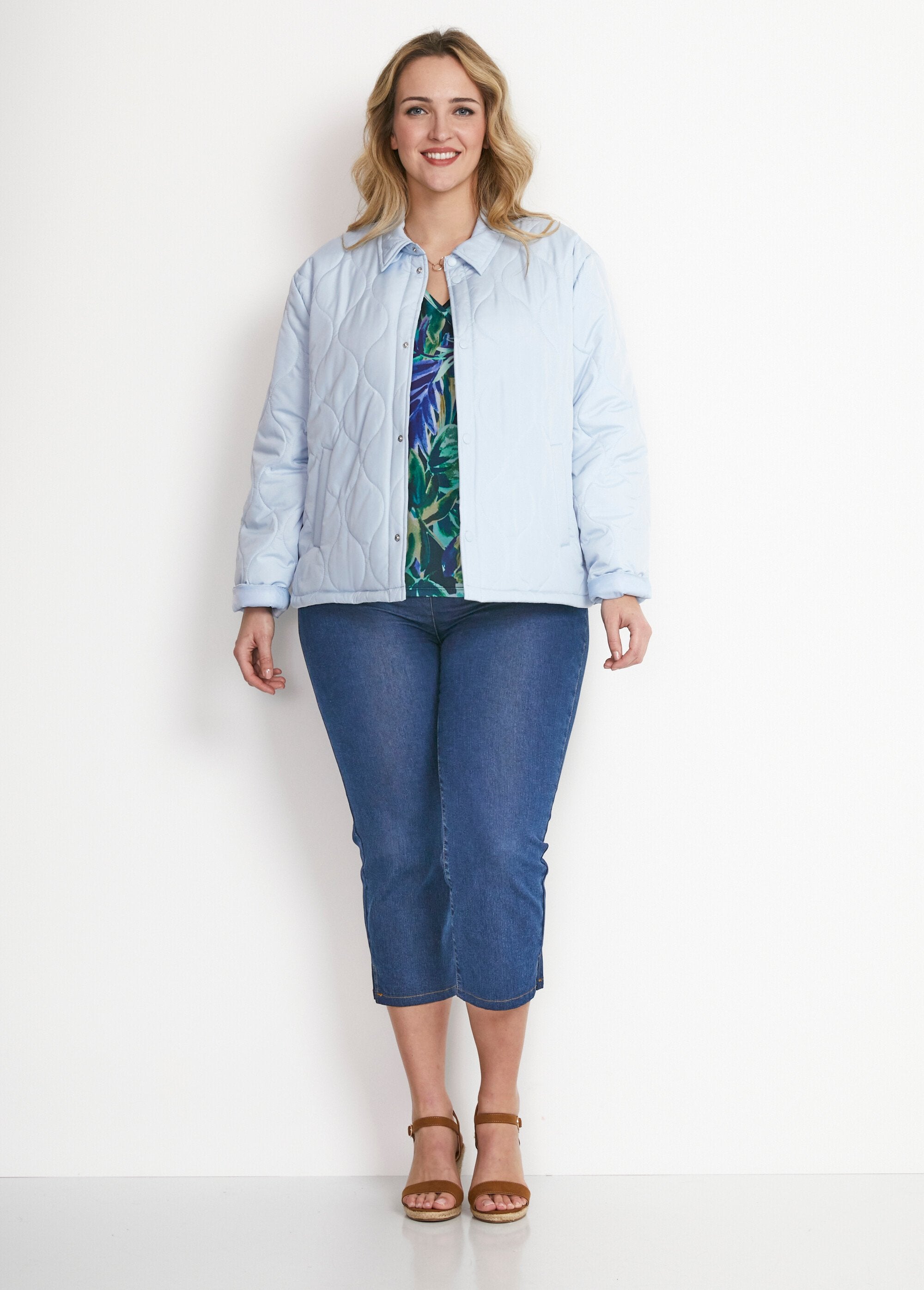 Chaqueta_corta_acolchada_con_botones_automáticos_Cielo_azul_SF1_curvy