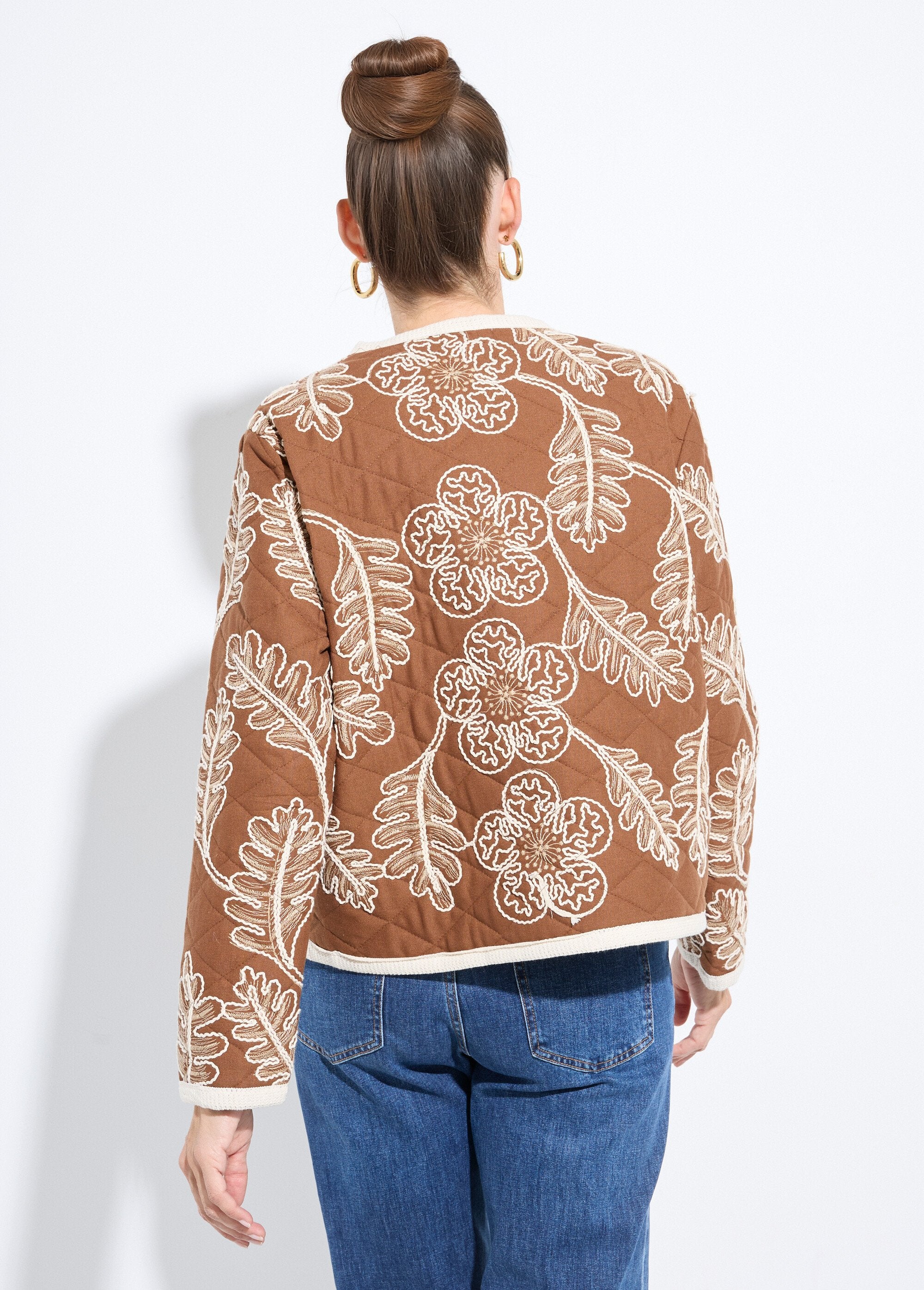 Chaqueta_de_sarga_acolchada_bordada_camello_DO1_slim