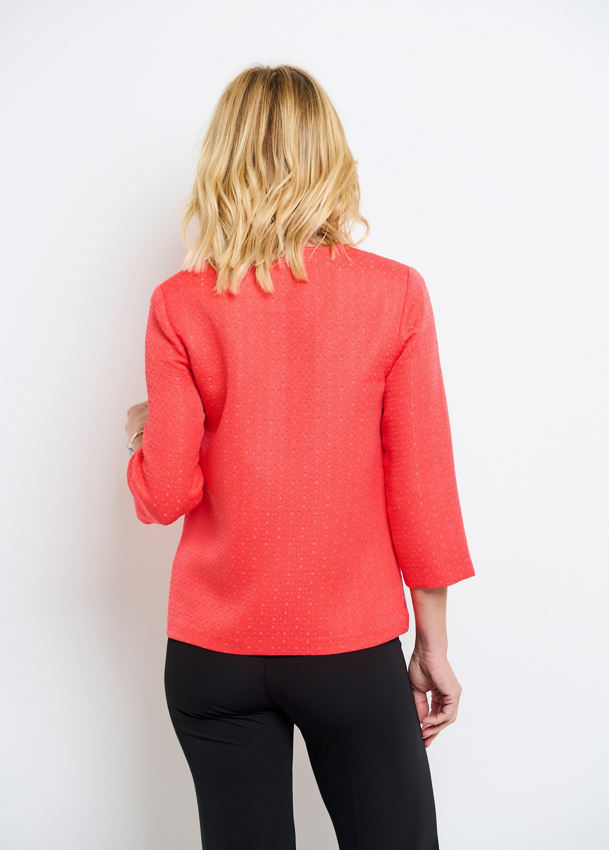 Chaqueta_con_cuello_redondo_y_manga_3/4_Coral_DO1_slim