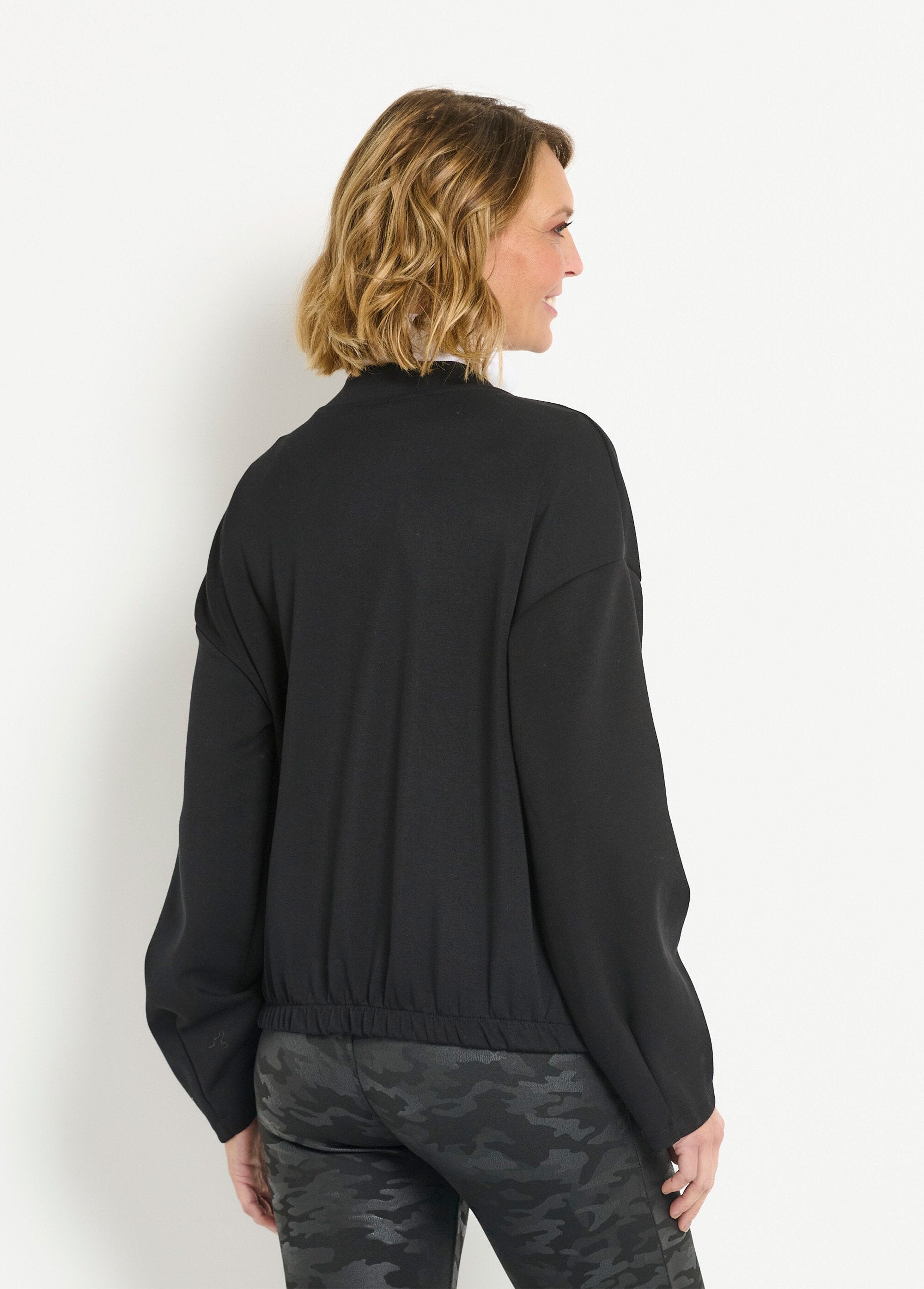 Chaqueta_estilo_osito_con_cremallera_para_mayor_comodidad_Negro_DO1_slim