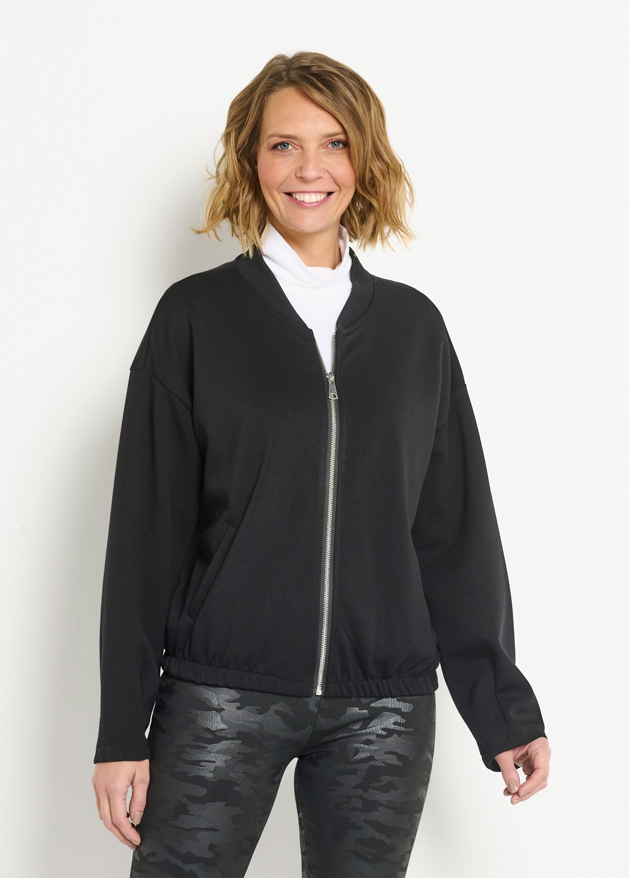 Chaqueta_estilo_osito_con_cremallera_para_mayor_comodidad_Negro_FA1_slim